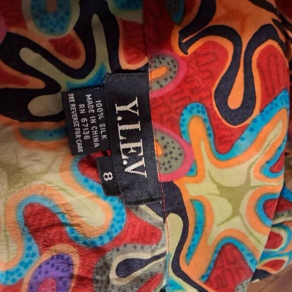 Y.LE.V Vtg Silk Vibrant Abstract Women's Button Down Shirt Size 8 - Picture 9 of 9